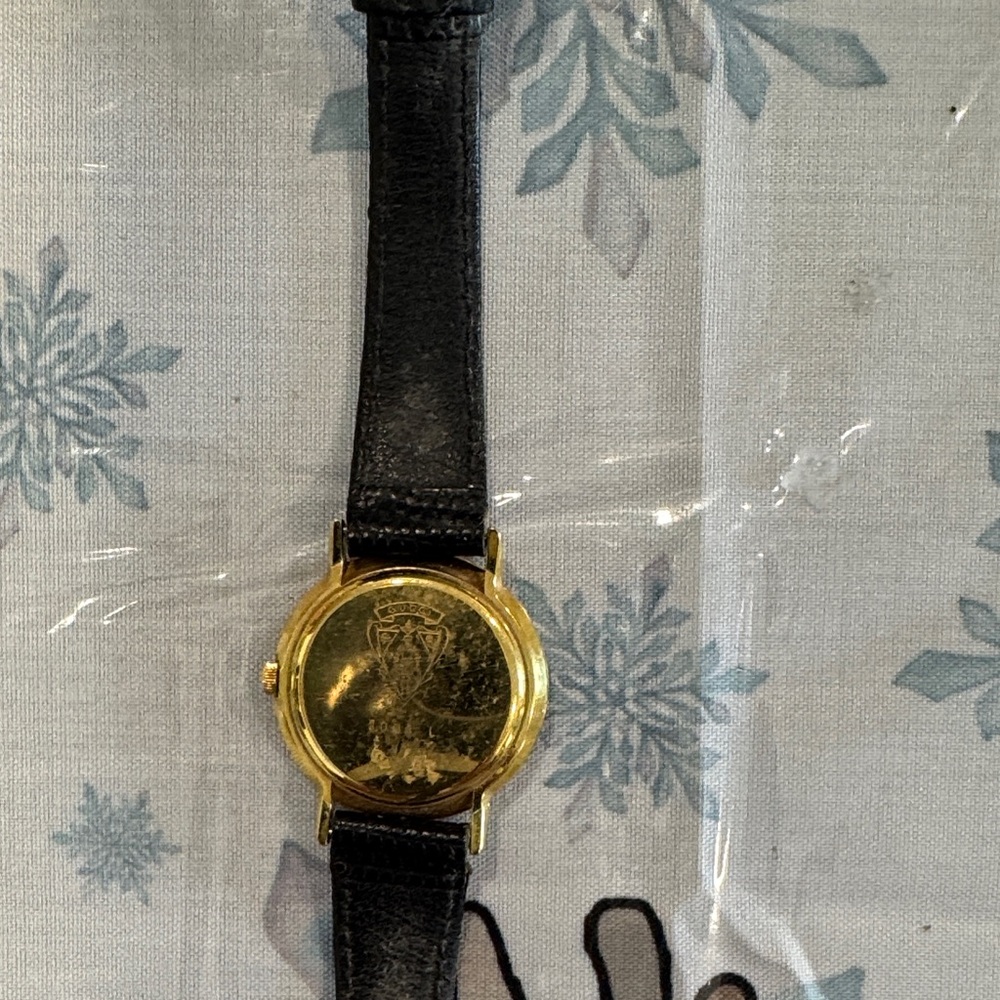 Gucci Black and Gold Watch, needs battery - Picture 2 of 2